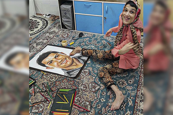 Fateme Hamami, la artista con parálisis que dibujó con los pies a CR7