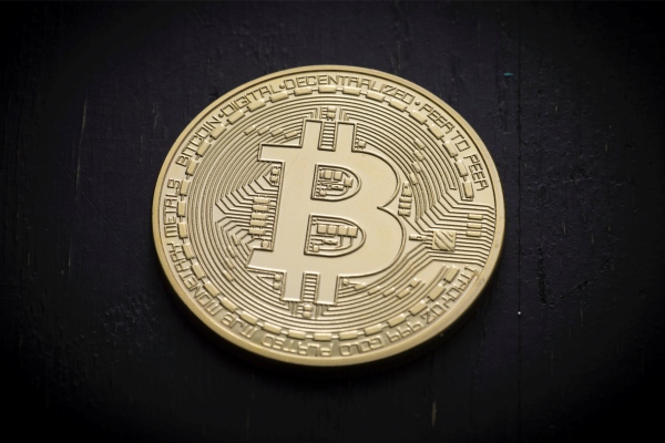 Bitcoin sube por encima de los 10,000 dólares