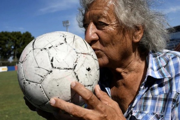 Asesinan a mito del futbol argentino para robarle su bicicleta