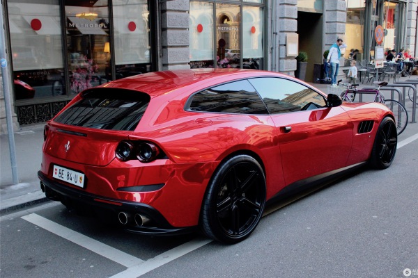 Chofer enfurecido aplasta el Ferrari de su jefe con un camión