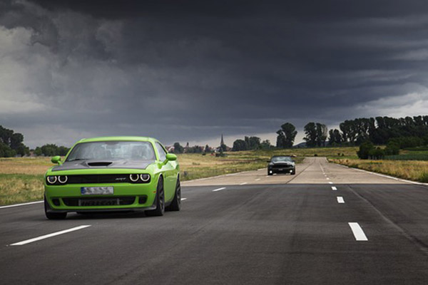 Esta carrera entre un Dodge Charger Hellcat contra un Ford Mustang GT500 acaba mal