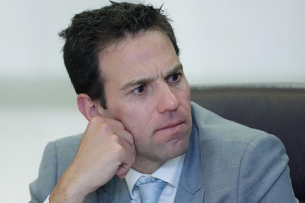 El periodista Carlos Loret pide censurar obra de caricaturista
