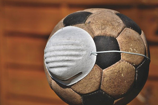 Sin escupir, besar la pelota ni cambiar playeras: así será el futbol postcoronavirus