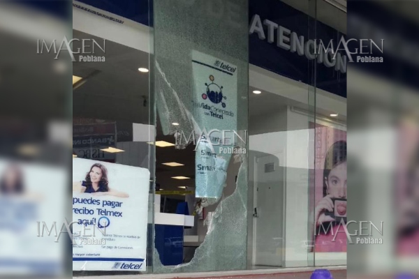 Con cristalazo, roban Telcel de Plaza Vía San Ángel