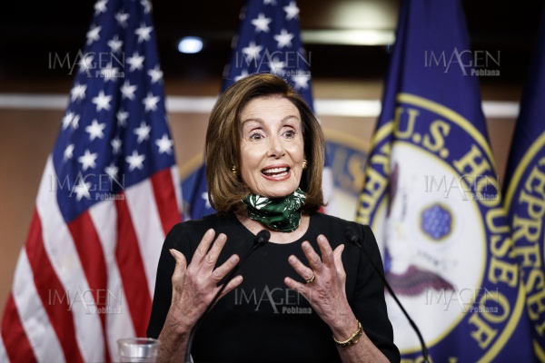 Pelosi califica de "distracción interesante" las acusaciones de la Casa Blanca hacia China