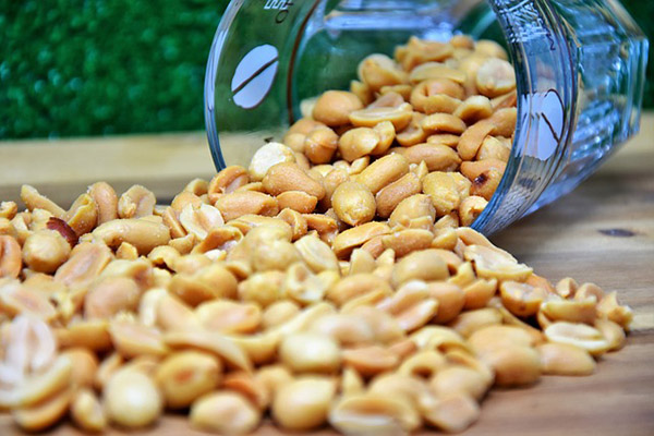 Advierten de alto riesgo de transmisión del COVID-19 a través de cacahuates y papas