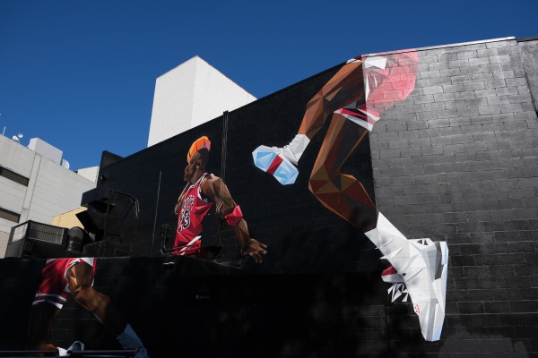 Subastan zapatillas de Michael Jordan en 560.000 dólares