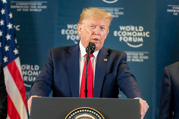 Amenaza Trump con cerrar redes sociales por marca en sus tuits como “fake news”