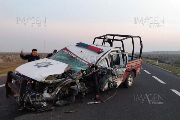 Un policía muerto deja aparatoso choque entre patrulla y tractocamión