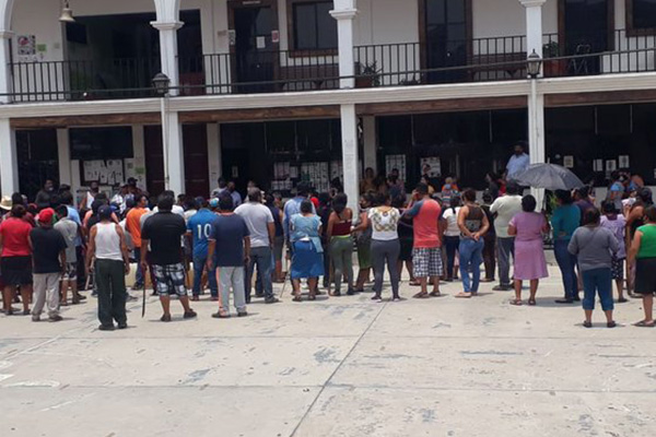 "Nos quieren matar", dicen pobladores oaxaqueños tras retener a personal que sanitizaba las calles