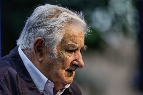 "Los sueldos de algunos jugadores de futbol ofenden": José Mujica