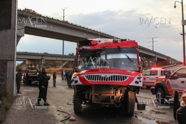 Camión de pasajeros cae desde un puente por imprudencia del chofer