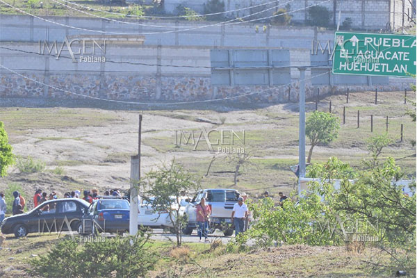 Pobladores obstruyen accesos a Los Ángeles Tetela tras operativo de la FGE
