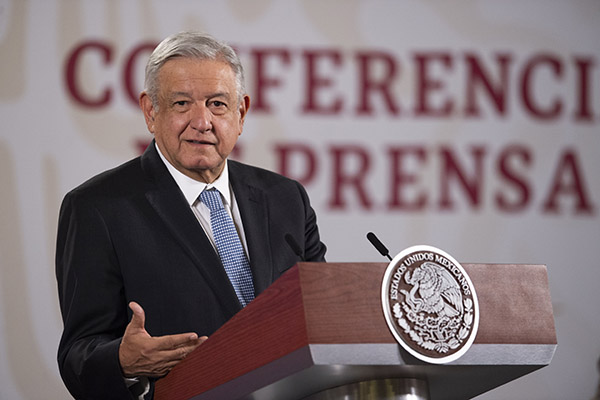 Víctimas no se quedarán sin apoyo pese a recortes, dice López
