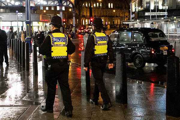 Policía de Londres denuncia más de 100 casos de gente que estornudó sobre sus agentes