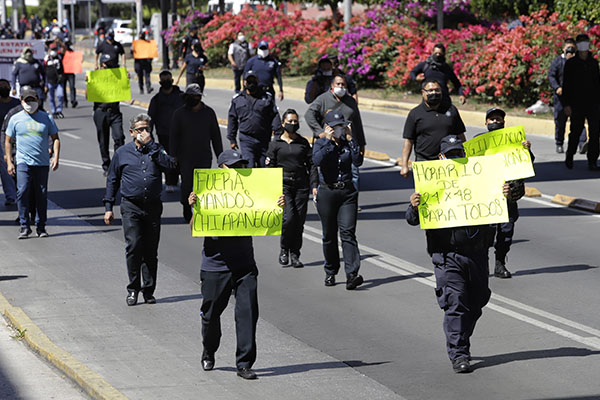 Anuncia gobierno aumento del 14% a policías; paristas desconocen negociación