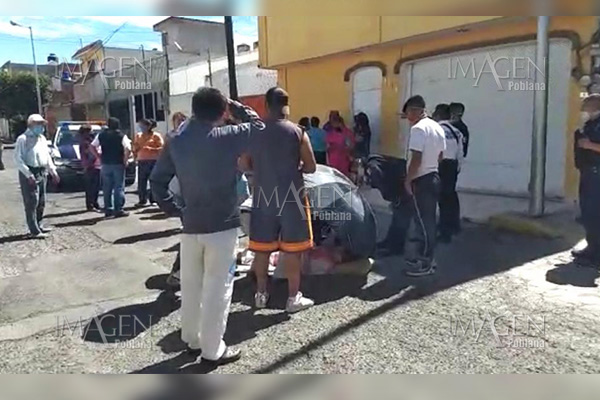 Sujeto arrastra por varias calles a una mujer para robarle su automóvil