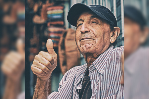 ¿Por qué los hombres mayores le temen menos al COVID-19?
