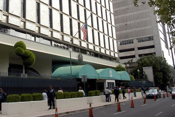 Encapuchados vandalizan Embajada de EU en México