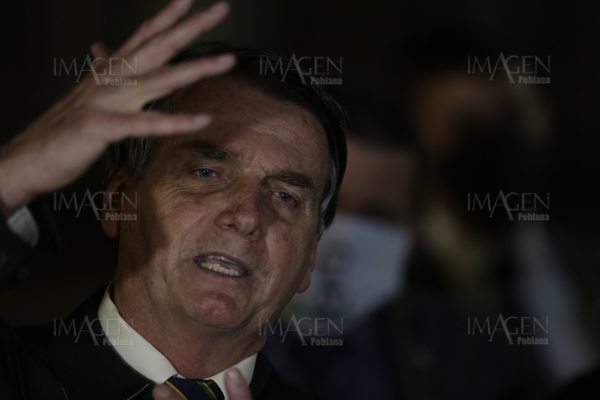 Bolsonaro admite retraso intencional del informe de muertos por COVID-19
