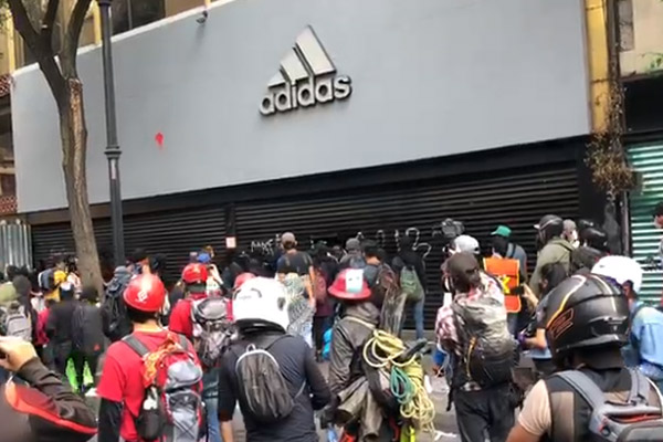 Saquean tienda deportiva durante marcha para "exigir justicia"