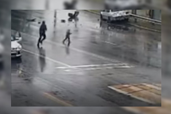 Policía salva a niño de ser embestido por un auto