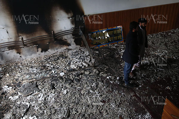 Cuatro muertos, incluido líder religioso, en explosión en mezquita de Kabul