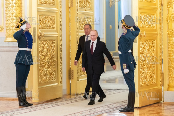 Putin reaparece en público tras dos meses de confinamiento por la pandemia