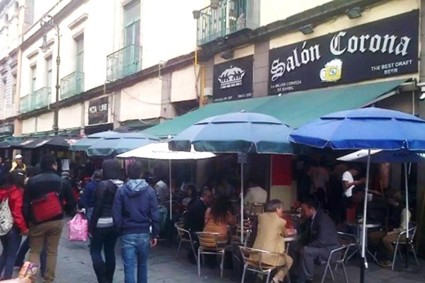 El Salón Corona, una guarida de brindis, relajación y buena comida.