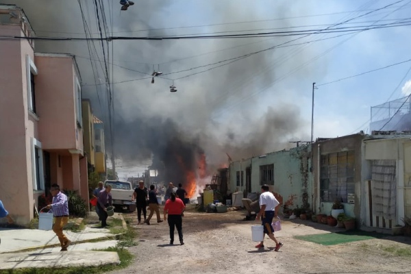Casa de cartón de recolectores es devorada por las llamas