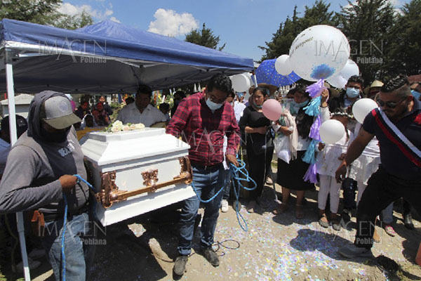 Dan el último adiós a Gardenia y Dulce, madre e hija asesinadas en Acajete