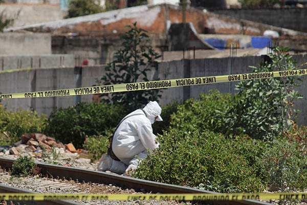 Localizan dos cadáveres baleados y envueltos en plástico