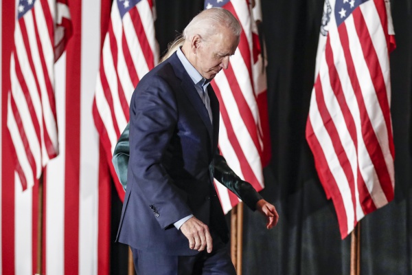 Biden aventaja a Trump por ocho puntos según encuesta