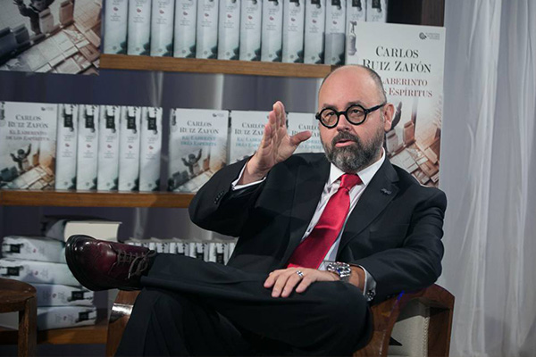El escritor español Carlos Ruiz Zafón fallece a los 55 años