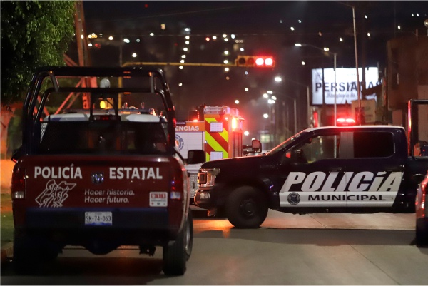 Policía choca patrulla yendo al rescate de un rijoso