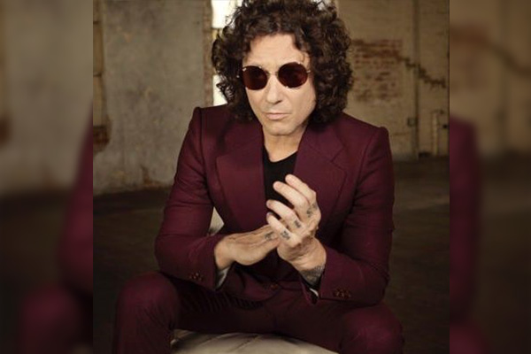 Señalan a Enrique Bunbury por plagiar poemas para 37 canciones