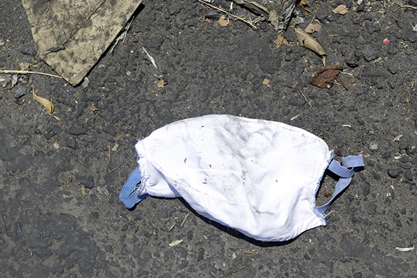 Ecologistas advierten sobre riesgo sanitario de mascarillas y guantes tirados en la calle