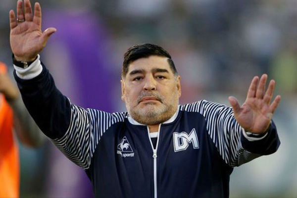 Polémico video de Maradona bailando sin ropa interior causa furor en redes
