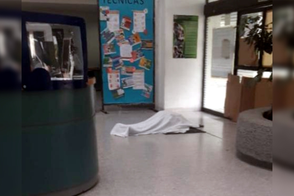 Hombre fallece a las puertas del IMSS tras fuerte golpiza