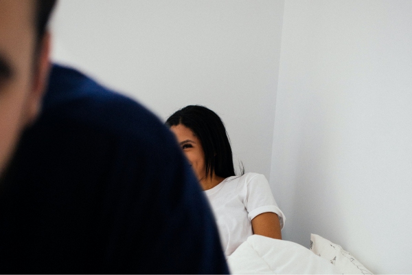 El “pocketing”, la tendencia de esconder a la pareja