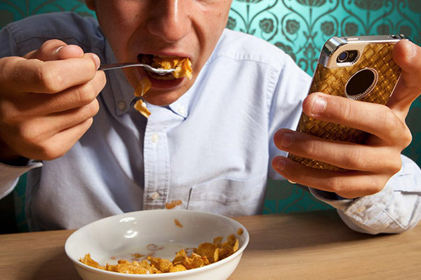 Comida en familia, momento opacado por los teléfonos celulares