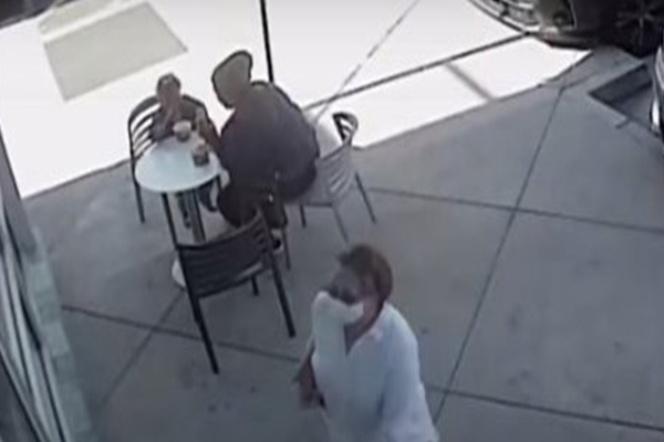 Mujer blanca tose en la cara de un bebé de origen hispano