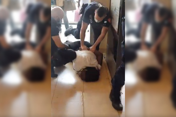 Policías franceses golpean y someten a mujer de color embarazada