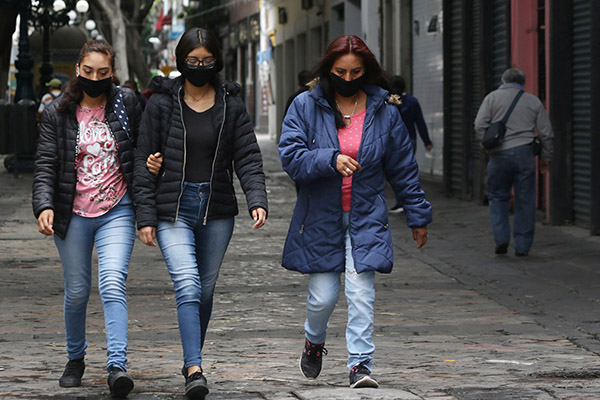 Bajan contagios de COVID-19 en Puebla, pero aumentan decesos