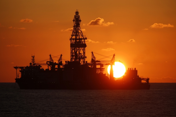 Baja precio internacional del petróleo por preocupación ante el COVID-19