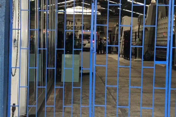 Trabajador de vidriería termina prensado por pesada máquina