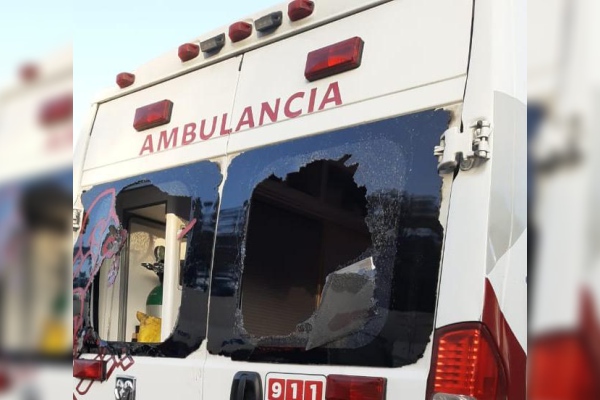 Sexagenario herido ataca a paramédicos y daña ambulancia