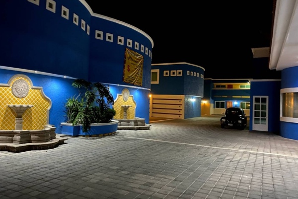 Hombre muere en motel apuñalado por su acompañante