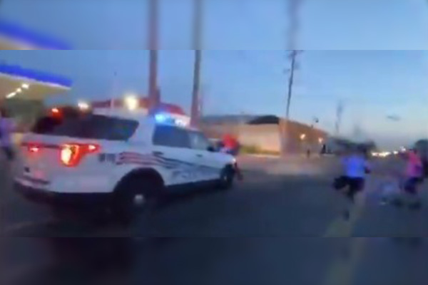 Policía embiste a manifestantes en Detroit