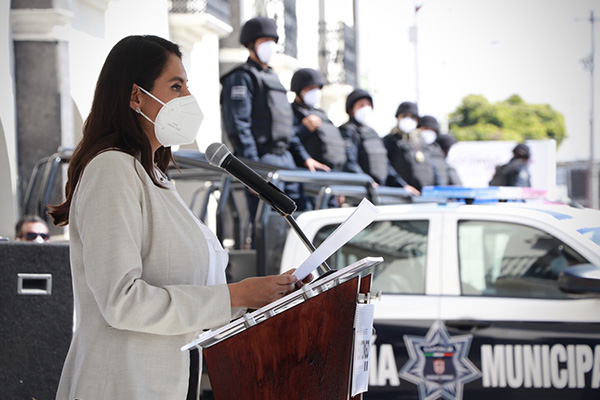 Entrega Angélica Alvarado patrullas y equipamiento para policía de Huejotzingo